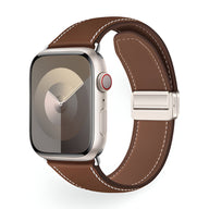 Bracelet pour Apple Watch en cuir marron avec surpiqûres blanches et boucle métal argenté.
