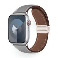 Bracelet Apple Watch en cuir gris clair avec coutures blanches et boucle métallique argentée.