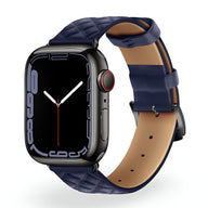 Bracelet Apple Watch en cuir bleu marine matelassé, intérieur beige, boucle noire.