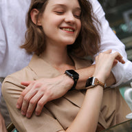 Bracelet en cuir noir pour Apple Watch taille moyenne porté par un homme et bracelet en cuir marron clair porté par une femme.