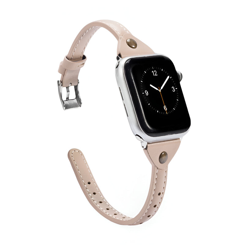 Bracelet Apple Watch en cuir rose pâle, boucle argentée, design minimaliste et élégant.