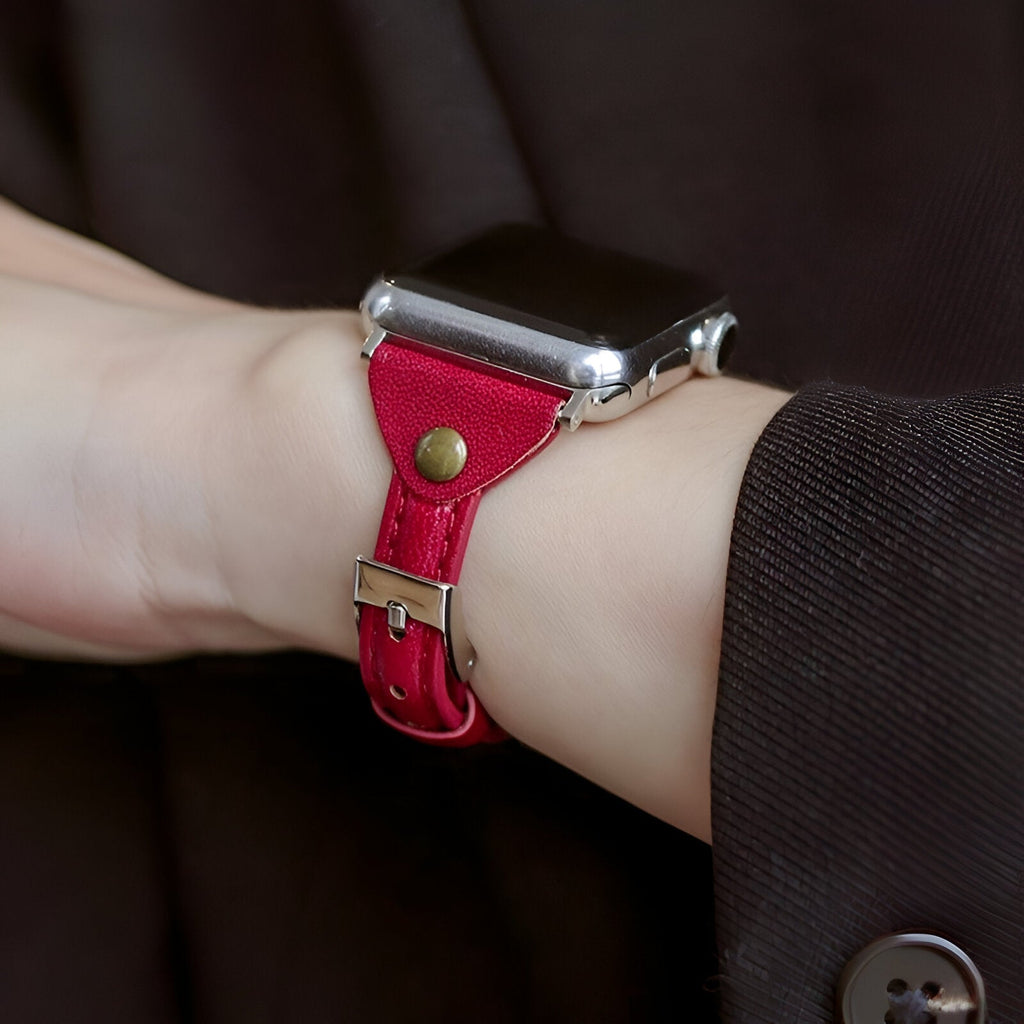 Bracelet Apple Watch en cuir rouge, boucle argentée, finition élégante pour poignet féminin.