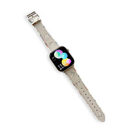 Bracelet Apple Watch en cuir gris clair avec motif papillons délicats pour femme, modèle Irael.