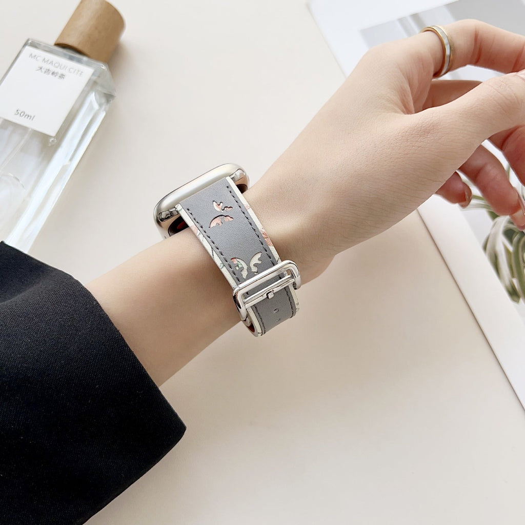 Bracelet Apple Watch en cuir gris avec motif papillons délicats pour femme, modèle Irael.