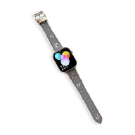 Bracelet Apple Watch en cuir gris avec motif papillons délicats, boucle argentée brillante.