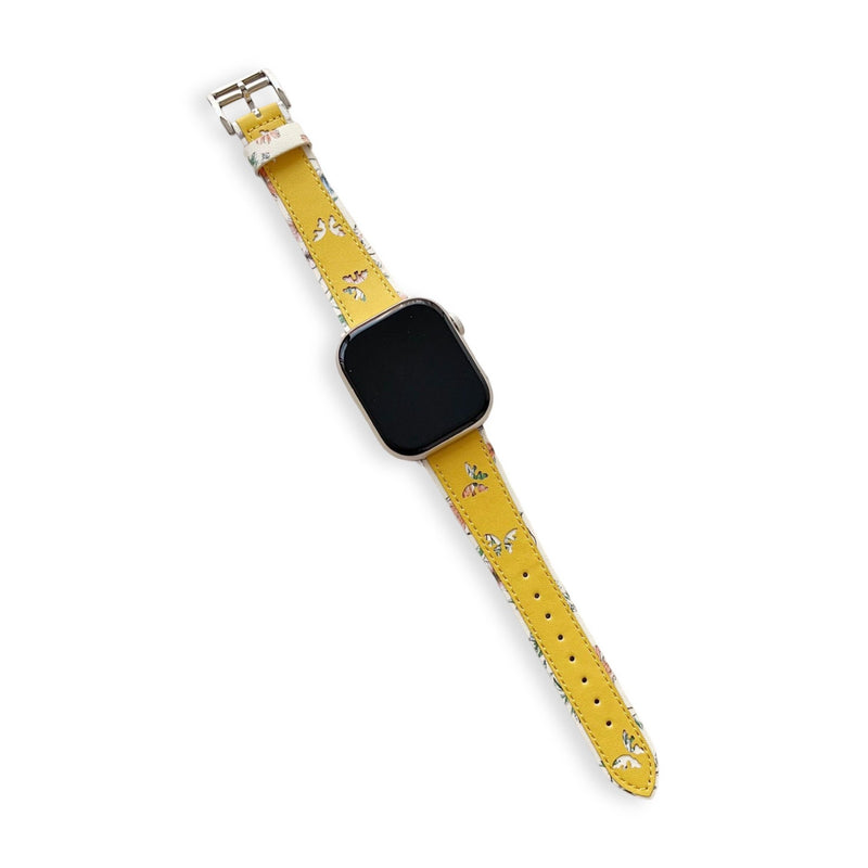 Bracelet Apple Watch en cuir jaune avec motif papillons argentés, boucle argentée.