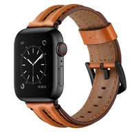 Bracelet Apple Watch en cuir pleine fleur marron avec boucle noire, coutures visibles et perforations décoratives.