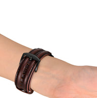 Bracelet pour Apple Watch en cuir pleine fleur marron foncé avec boucle noire mate, style Soren, pour homme.