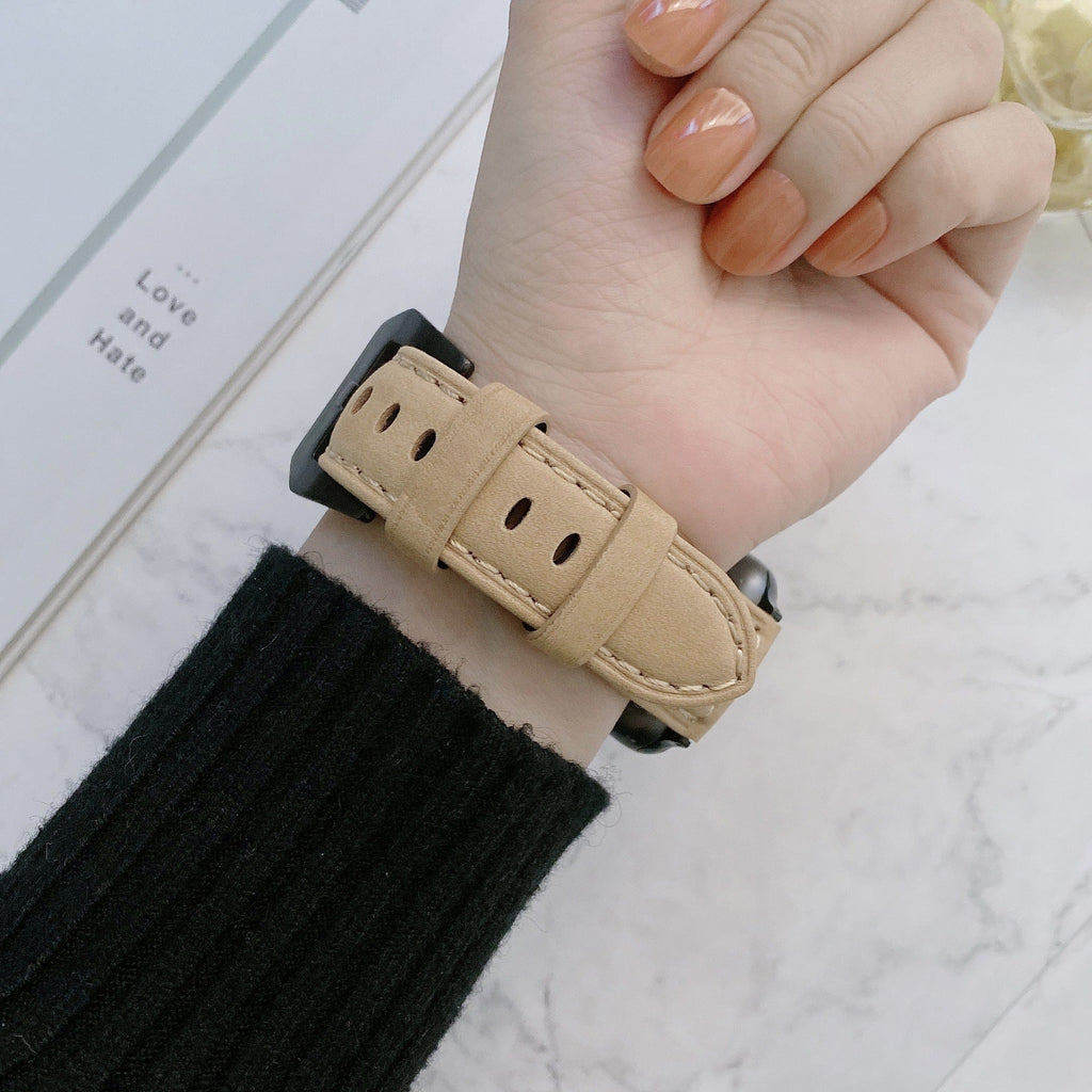Bracelet Apple Watch en cuir beige, style Brae, avec surpiqûres apparentes et boucle noire.