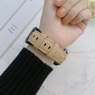 Bracelet Apple Watch en cuir beige, style Brae, avec surpiqûres apparentes et boucle noire.