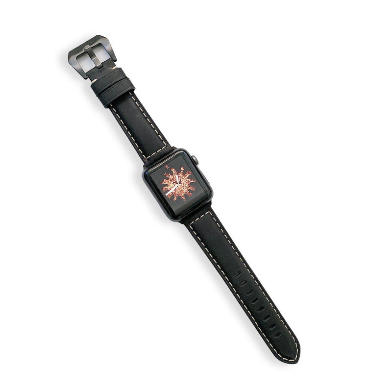 Bracelet Apple Watch en cuir noir avec coutures blanches, boucle argentée, style élégant pour femme et homme.