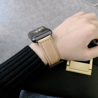 Bracelet Apple Watch en cuir beige clair, boucle classique, couture apparente, style élégant pour femme.