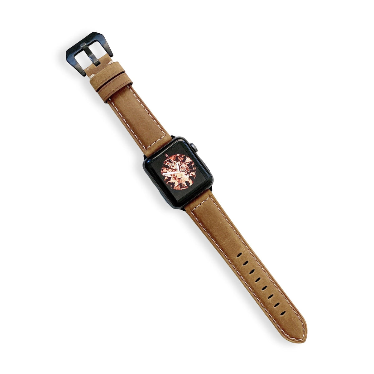 Bracelet Apple Watch en cuir beige, boucle en métal noir, coutures apparentes, style élégant et féminin.
