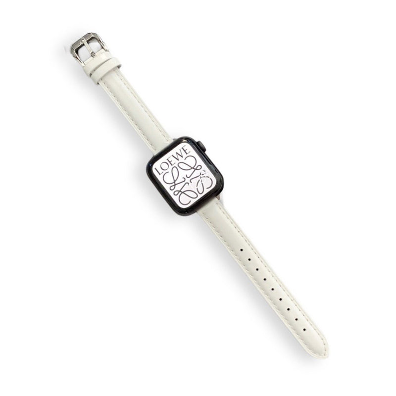 Bracelet Apple Watch en cuir beige clair avec boucle argentée, style élégant pour femme.