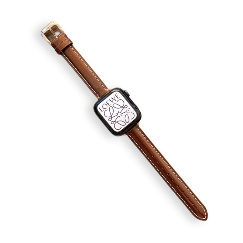 Bracelet Apple Watch en cuir marron pour femme, modèle Dexa, couture blanche visible.