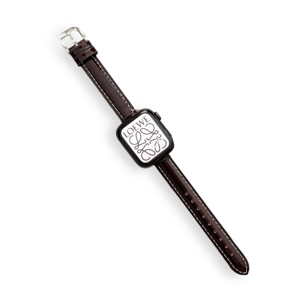 Bracelet Apple Watch en cuir marron foncé, boucle argentée, couture apparente blanche, modèle Dexa.