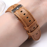Bracelet en cuir marron clair avec boucle en métal argenté pour Apple Watch homme.