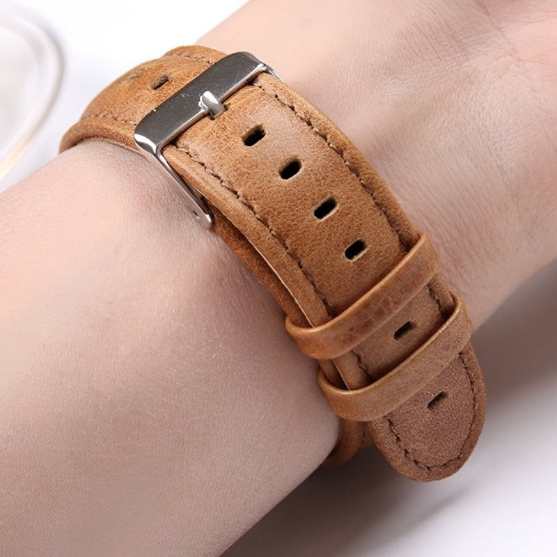 Bracelet en cuir marron clair avec boucle en métal argenté pour Apple Watch homme.