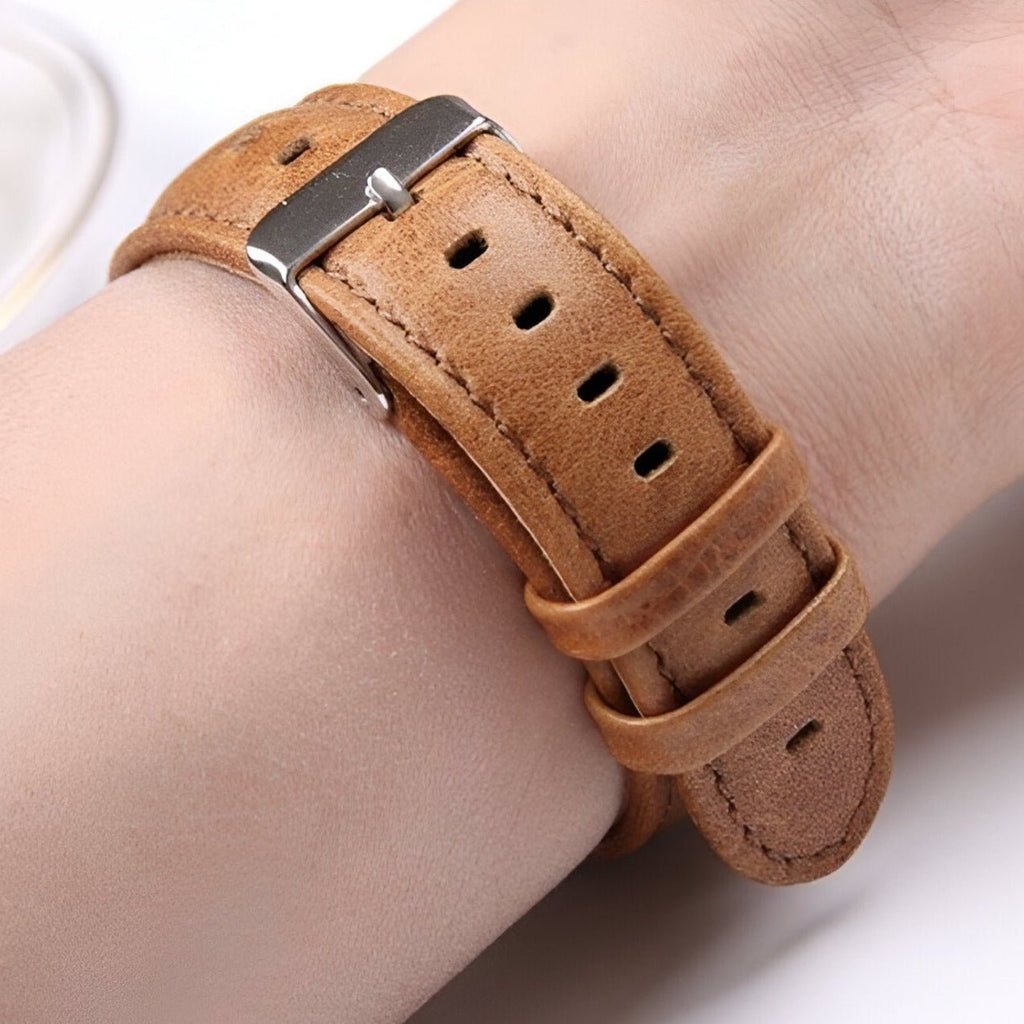 Bracelet en cuir marron clair avec boucle en métal argenté pour Apple Watch homme.