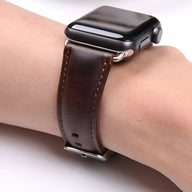 Bracelet en cuir brun foncé pour Apple Watch, couture visible, boucle argentée, style classique.