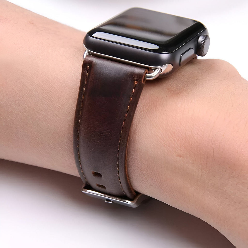 Bracelet en cuir brun foncé pour Apple Watch, couture visible, boucle argentée, style classique.