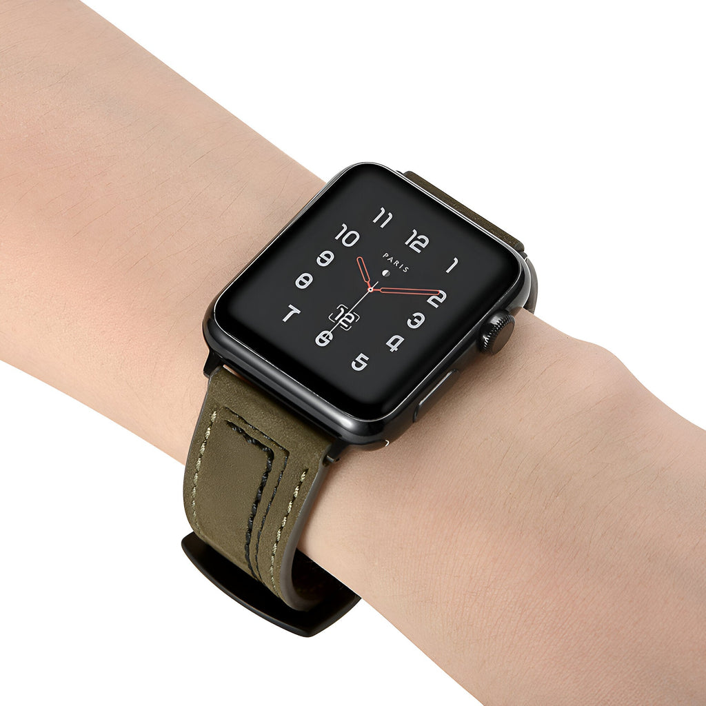 Bracelet Apple Watch en cuir kaki avec coutures apparentes, ajusté sur poignet masculin.
