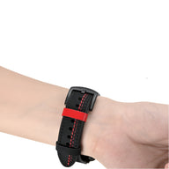 Bracelet Apple Watch en cuir noir avec couture rouge et boucle noire mate, style Lazio homme.
