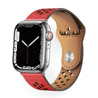 Bracelet Apple Watch en cuir rouge perforé pour femme, intérieur beige doux, boucle métallique argentée.
