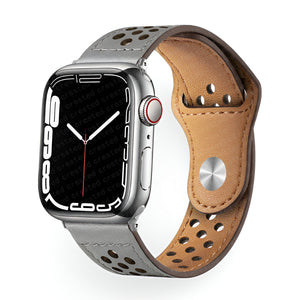 Bracelet Apple Watch en cuir gris avec perforations, intérieur marron, fermeture bouton-pression métallique.
