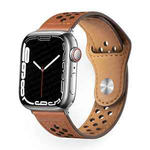 Bracelet Apple Watch en cuir marron perforé avec doublure intérieure beige et boucle argentée.