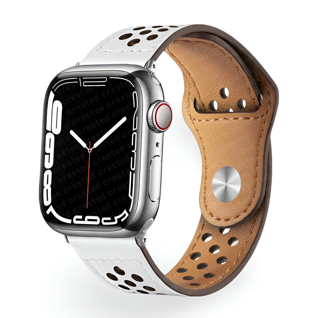 Bracelet Apple Watch en cuir blanc respirant perforé avec doublure marron et fermoir métallique argenté.