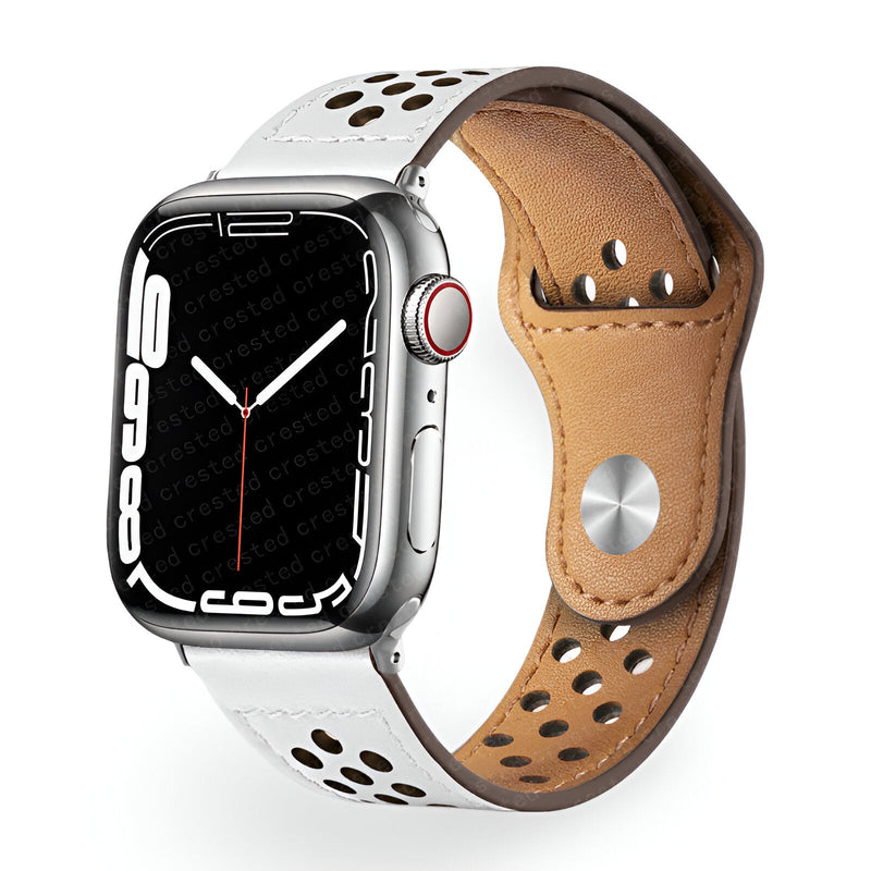 Bracelet Apple Watch en cuir blanc respirant perforé avec doublure marron et fermoir métallique argenté.