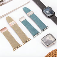 Bracelet Apple Watch en cuir tissé turquoise et beige, attaches métalliques roses et argentées.