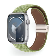 Bracelet Apple Watch vert en cuir tissé avec doublure marron et boucle argentée.