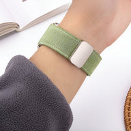 Bracelet tissé vert pour Apple Watch, ajustable, style mixte, fermoir blanc élégant.