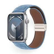 Bracelet Apple Watch cuir tissé bleu avec intérieur en cuir marron et fermoir métallique argenté.