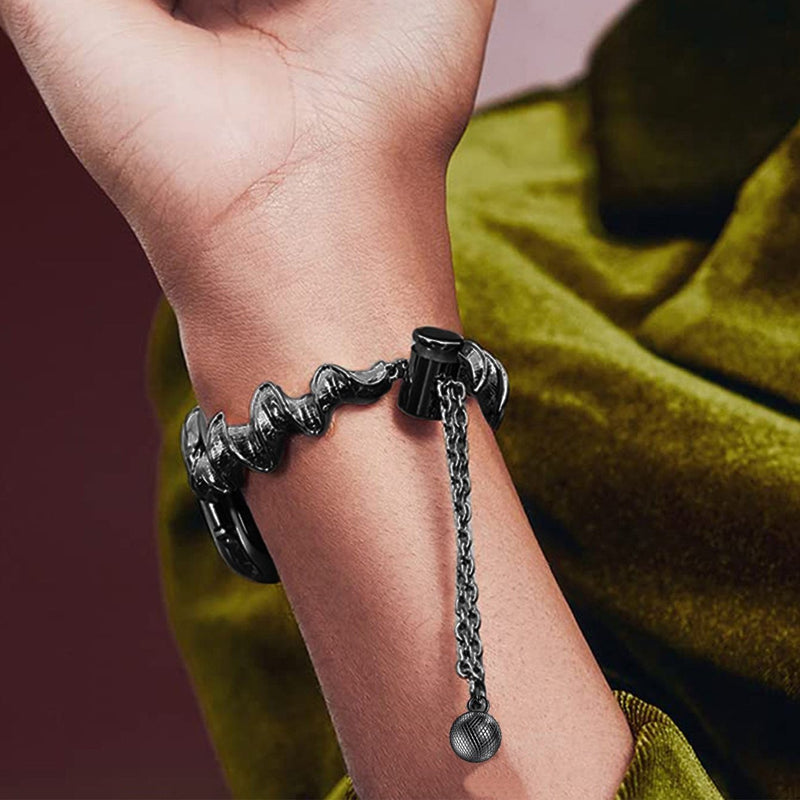 Bracelet torsadé noir en métal pour Apple Watch porté sur poignet féminin, style Estela.