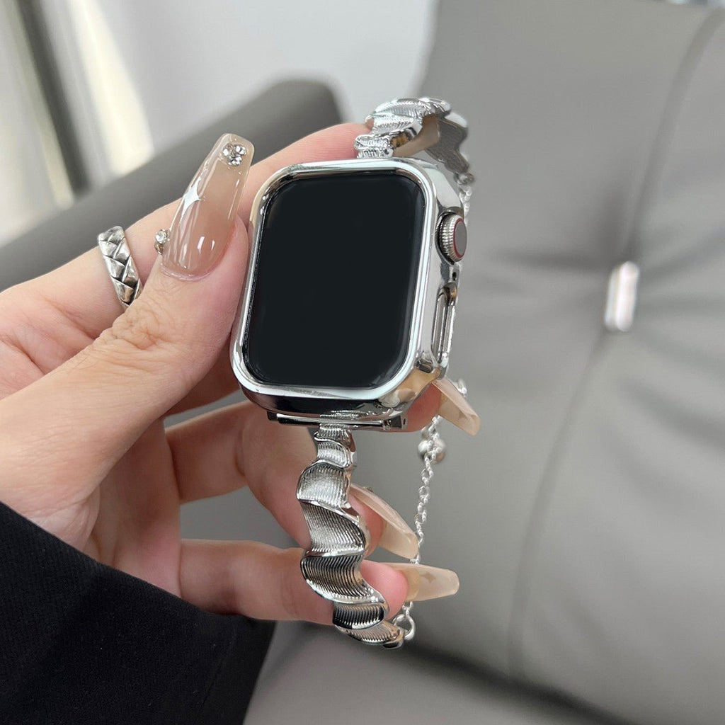 Bracelet torsadé en métal argenté pour Apple Watch, style féminin et élégant.