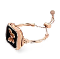 Bracelet Apple Watch métal torsadé or rosé avec fermoir coulissant pour femme.