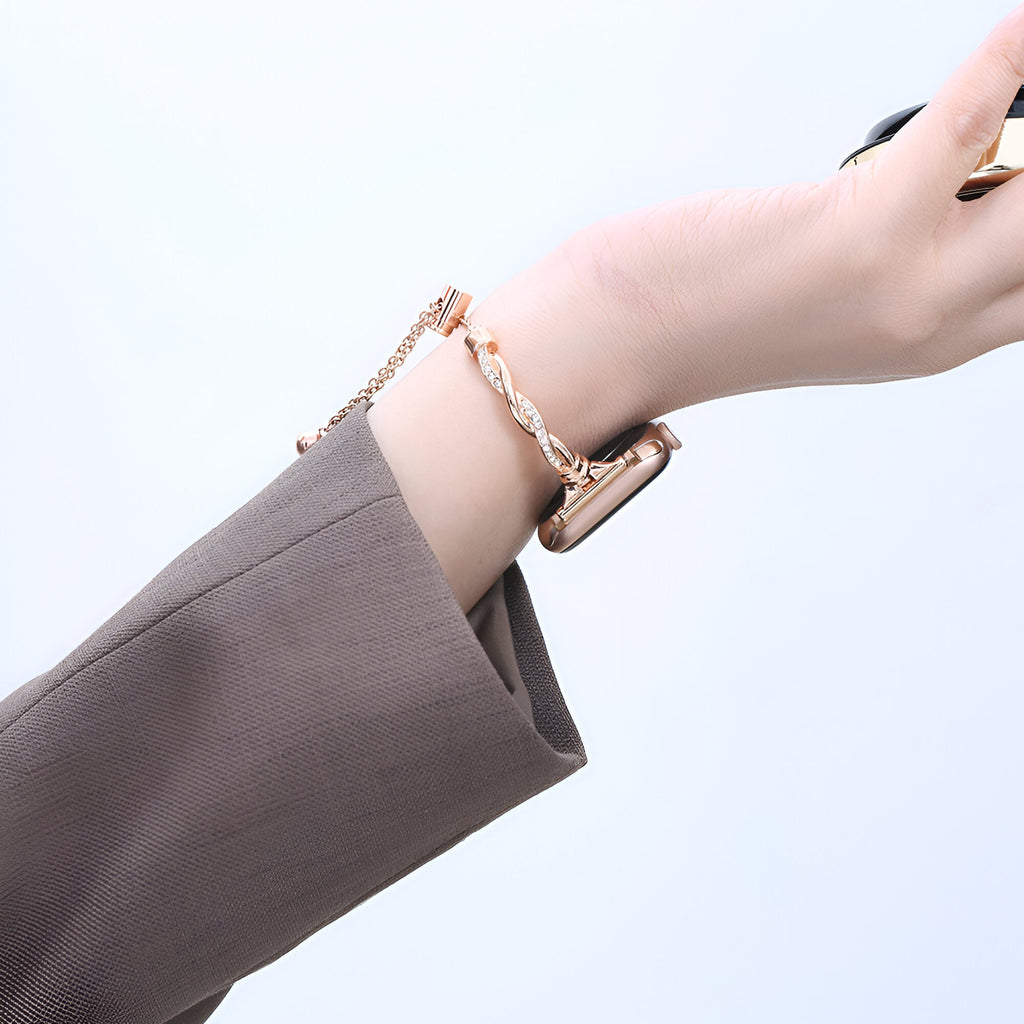 Bracelet Apple Watch en métal torsadé or rosé porté au poignet, style élégant féminin.