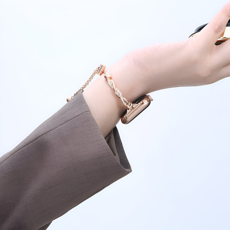 Bracelet Apple Watch en métal torsadé or rosé porté au poignet, style élégant féminin.