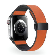 Bracelet Apple Watch en microfibre orange avec intérieur noir et fermoir noir mat.