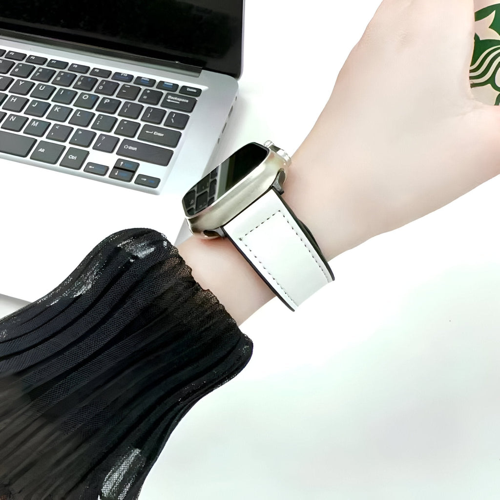 Bracelet Apple Watch en microfibre blanc, couture visible, modèle Kaelith porté au poignet.