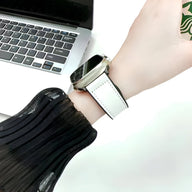 Bracelet Apple Watch en microfibre blanc, couture visible, modèle Kaelith porté au poignet.