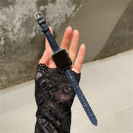 Bracelet Apple Watch en microfibre bleu marine avec boucle argentée, porté sur poignet féminin en dentelle noire.