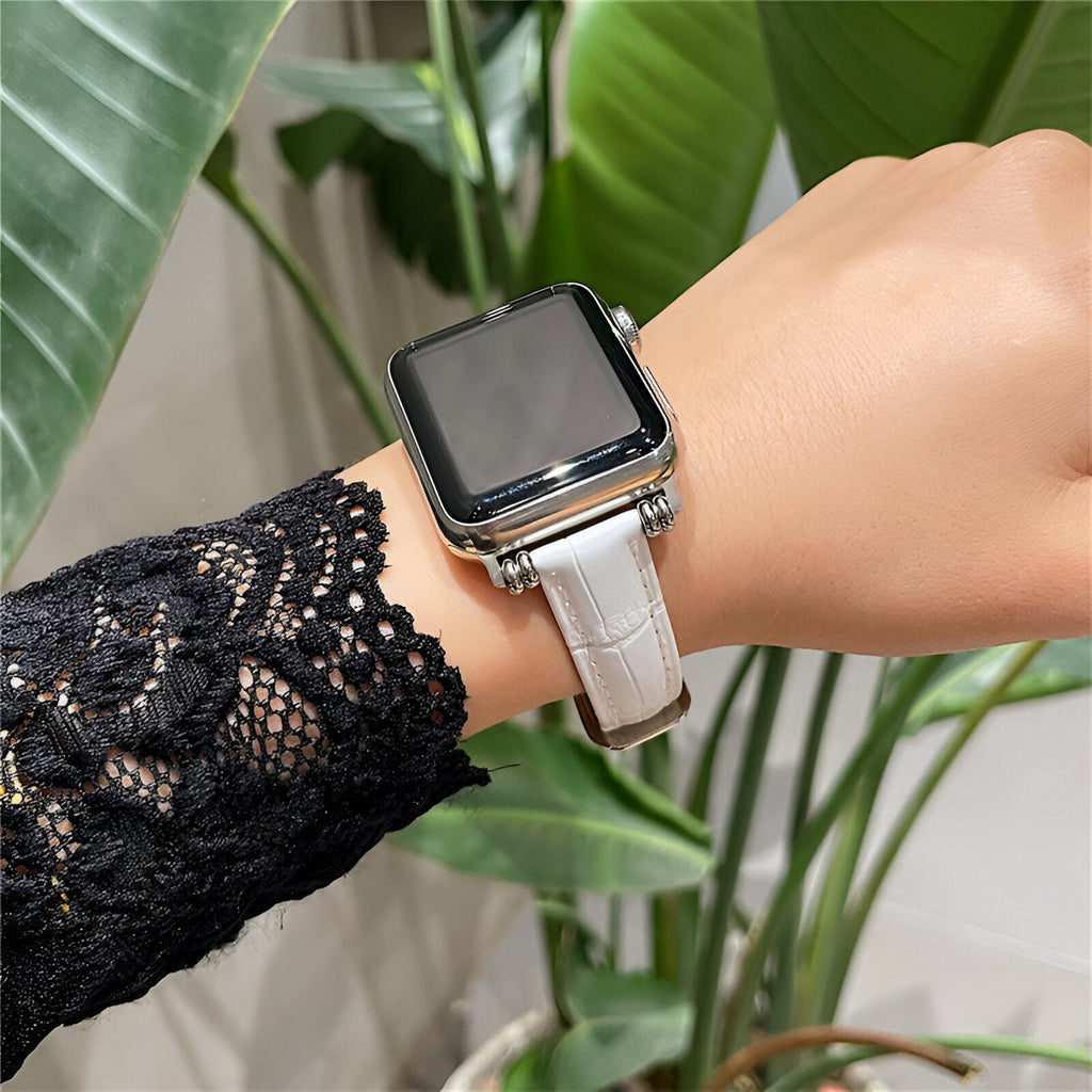 Bracelet Apple Watch blanc en microfibre pour femme, modèle Rynara, élégant et texturé.
