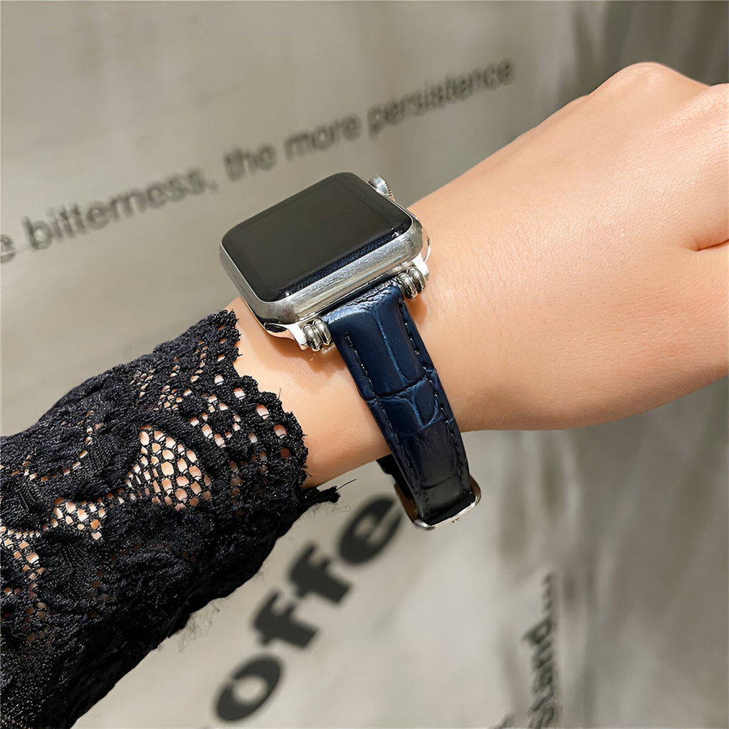 Bracelet Apple Watch en microfibre bleu marine avec motif croco, fermeture classique.
