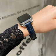 Bracelet Apple Watch en microfibre bleu marine avec motif croco, fermeture classique.