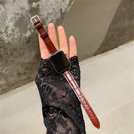 Bracelet Apple Watch en microfibre marron avec effet cuir crocodile et boucle argentée.