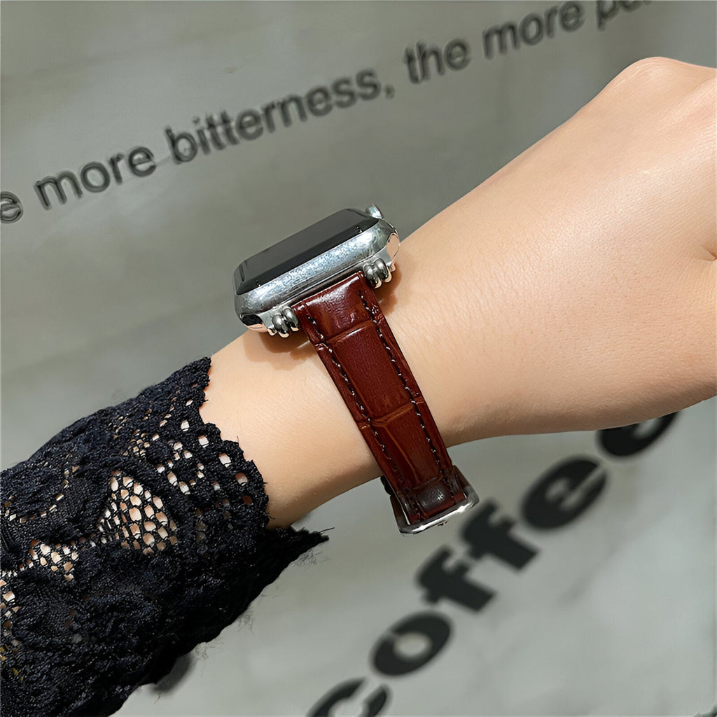 Bracelet Apple Watch en microfibre marron avec texture effet cuir sur poignet féminin.